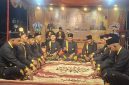 Peserta Meurukon sedang menampilkan kemampuan Meurukon dalam festival Meurukon DKA Bireuen dihalaman Pendopo Bupati, Senin (5/10) malam