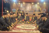 Peserta Meurukon sedang menampilkan kemampuan Meurukon dalam festival Meurukon DKA Bireuen dihalaman Pendopo Bupati, Senin (5/10) malam