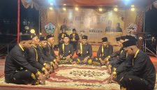 Peserta Meurukon sedang menampilkan kemampuan Meurukon dalam festival Meurukon DKA Bireuen dihalaman Pendopo Bupati, Senin (5/10) malam
