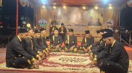 Peserta Meurukon sedang menampilkan kemampuan Meurukon dalam festival Meurukon DKA Bireuen dihalaman Pendopo Bupati, Senin (5/10) malam