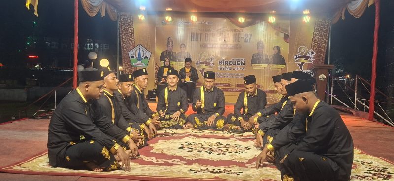 Peserta Meurukon sedang menampilkan kemampuan Meurukon dalam festival Meurukon DKA Bireuen dihalaman Pendopo Bupati, Senin (5/10) malam