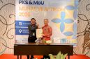 Dekan FKOM UNIKI Bireuen, Ir T. Irfan Fajri, S.Kom., MMSI dan Prof Ir Zainal Arifin Hasibuan, MLS., Ph.D menandatangani MoU dalam rangkaian Musyawarah Nasional (MUNAS) VII APTIKOM 2026 di Yogyakarta, Jumat (9/10).