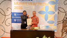 Dekan FKOM UNIKI Bireuen, Ir T. Irfan Fajri, S.Kom., MMSI dan Prof Ir Zainal Arifin Hasibuan, MLS., Ph.D menandatangani MoU dalam rangkaian Musyawarah Nasional (MUNAS) VII APTIKOM 2026 di Yogyakarta, Jumat (9/10).