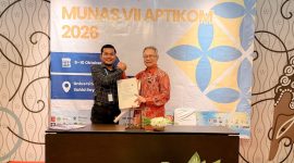 Dekan FKOM UNIKI Bireuen, Ir T. Irfan Fajri, S.Kom., MMSI dan Prof Ir Zainal Arifin Hasibuan, MLS., Ph.D menandatangani MoU dalam rangkaian Musyawarah Nasional (MUNAS) VII APTIKOM 2026 di Yogyakarta, Jumat (9/10).