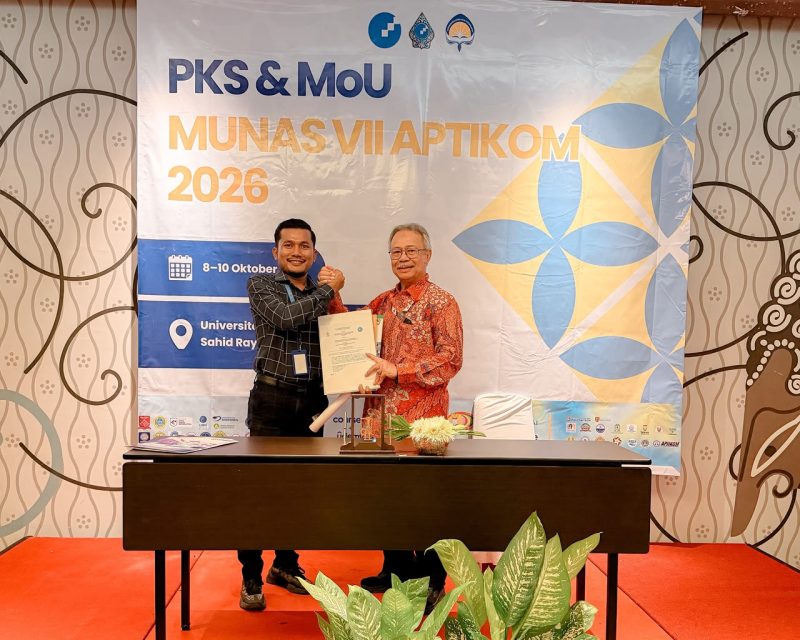 Dekan FKOM UNIKI Bireuen, Ir T. Irfan Fajri, S.Kom., MMSI dan Prof Ir Zainal Arifin Hasibuan, MLS., Ph.D menandatangani MoU dalam rangkaian Musyawarah Nasional (MUNAS) VII APTIKOM 2026 di Yogyakarta, Jumat (9/10).