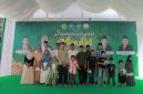 Ketua Pembina Yayasan Kebangsaan Bireuen, Dr H Amiruddin Idris, SE.,MSi bersama anak yatim, di halaman kampus UNIKI Bireuen, Sabtu (24/10) pagi