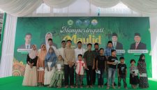 Ketua Pembina Yayasan Kebangsaan Bireuen, Dr H Amiruddin Idris, SE.,MSi bersama anak yatim, di halaman kampus UNIKI Bireuen, Sabtu (24/10) pagi