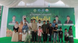 Ketua Pembina Yayasan Kebangsaan Bireuen, Dr H Amiruddin Idris, SE.,MSi bersama anak yatim, di halaman kampus UNIKI Bireuen, Sabtu (24/10) pagi