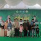 Ketua Pembina Yayasan Kebangsaan Bireuen, Dr H Amiruddin Idris, SE.,MSi bersama anak yatim, di halaman kampus UNIKI Bireuen, Sabtu (24/10) pagi