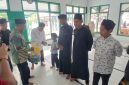 Keuchik Geulanggang Baro, Safruddin dan Imum Gampong Tgk Fakurrazi menyerahkan santunan kepada anak yatim, di Meunasah, Minggu (4/10) pagi.