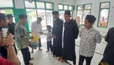 Keuchik Geulanggang Baro, Safruddin dan Imum Gampong Tgk Fakurrazi menyerahkan santunan kepada anak yatim, di Meunasah, Minggu (4/10) pagi.