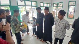 Keuchik Geulanggang Baro, Safruddin dan Imum Gampong Tgk Fakurrazi menyerahkan santunan kepada anak yatim, di Meunasah, Minggu (4/10) pagi.