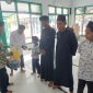 Keuchik Geulanggang Baro, Safruddin dan Imum Gampong Tgk Fakurrazi menyerahkan santunan kepada anak yatim, di Meunasah, Minggu (4/10) pagi.