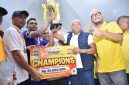 Bupati Bireuen, Ir H Mukhlis ST menyerahkan trophy dan hadiah bagi tim Kecamatan Jangka usai meraih juara I turnament sepak bola HUT Kabupaten Bireuen, Kamis (15/10)
