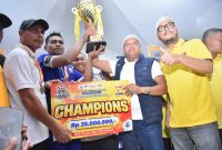 Bupati Bireuen, Ir H Mukhlis ST menyerahkan trophy dan hadiah bagi tim Kecamatan Jangka usai meraih juara I turnament sepak bola HUT Kabupaten Bireuen, Kamis (15/10)
