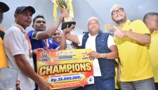 Bupati Bireuen, Ir H Mukhlis ST menyerahkan trophy dan hadiah bagi tim Kecamatan Jangka usai meraih juara I turnament sepak bola HUT Kabupaten Bireuen, Kamis (15/10)