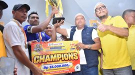 Bupati Bireuen, Ir H Mukhlis ST menyerahkan trophy dan hadiah bagi tim Kecamatan Jangka usai meraih juara I turnament sepak bola HUT Kabupaten Bireuen, Kamis (15/10)