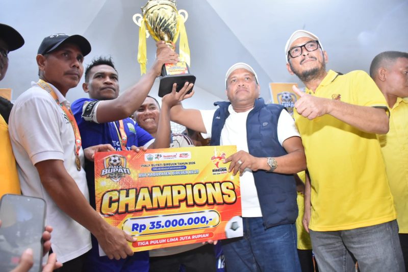 Bupati Bireuen, Ir H Mukhlis ST menyerahkan trophy dan hadiah bagi tim Kecamatan Jangka usai meraih juara I turnament sepak bola HUT Kabupaten Bireuen, Kamis (15/10)
