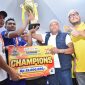 Bupati Bireuen, Ir H Mukhlis ST menyerahkan trophy dan hadiah bagi tim Kecamatan Jangka usai meraih juara I turnament sepak bola HUT Kabupaten Bireuen, Kamis (15/10)
