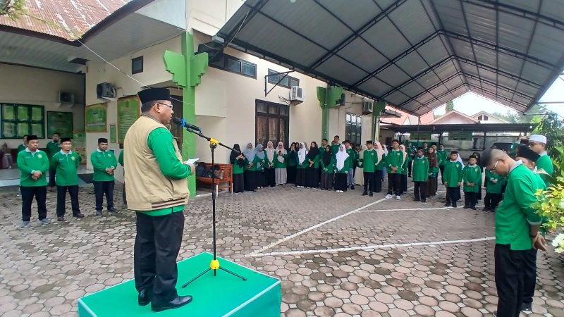 Kakankemenag Bireuen, Dr H Zulkifli, S.Ag MPd dan jajaran melepas keberangkatan peserta OMI ke tingkat Provinsi Aceh, dihalaman Kankemenag, Jumat (2/10) pagi.