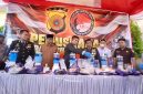 Wakil Bupati Bireuen, Ir H Razuardi, MT bersama Kapolres AKBP Yulhendri, SH.,SIK.,S.Psi., MIK dan Forkopimda melakukan pemusnahan barang bukti sabu, di halaman Mapolres, Senin (5/10) siang.