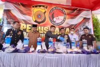 Wakil Bupati Bireuen, Ir H Razuardi, MT bersama Kapolres AKBP Yulhendri, SH.,SIK.,S.Psi., MIK dan Forkopimda melakukan pemusnahan barang bukti sabu, di halaman Mapolres, Senin (5/10) siang.