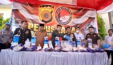 Wakil Bupati Bireuen, Ir H Razuardi, MT bersama Kapolres AKBP Yulhendri, SH.,SIK.,S.Psi., MIK dan Forkopimda melakukan pemusnahan barang bukti sabu, di halaman Mapolres, Senin (5/10) siang.
