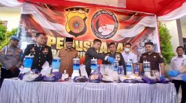 Wakil Bupati Bireuen, Ir H Razuardi, MT bersama Kapolres AKBP Yulhendri, SH.,SIK.,S.Psi., MIK dan Forkopimda melakukan pemusnahan barang bukti sabu, di halaman Mapolres, Senin (5/10) siang.