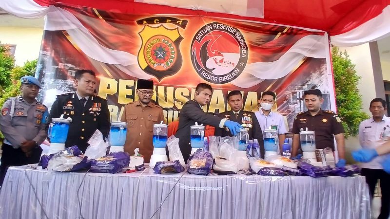 Wakil Bupati Bireuen, Ir H Razuardi, MT bersama Kapolres AKBP Yulhendri, SH.,SIK.,S.Psi., MIK dan Forkopimda melakukan pemusnahan barang bukti sabu, di halaman Mapolres, Senin (5/10) siang.