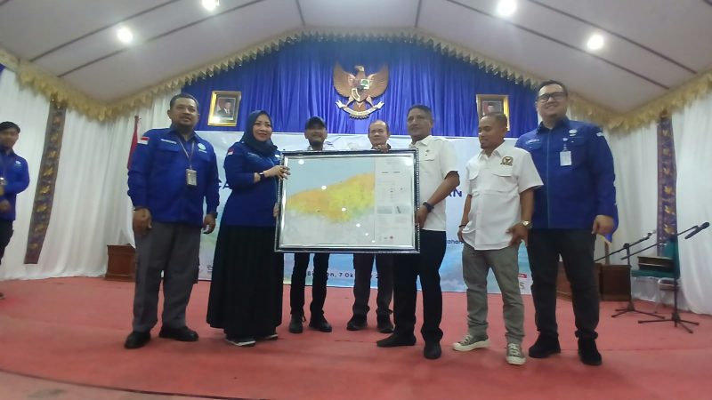 Kepala BMKG RI, Prof Ir Teuku Faisal Fathani, PhD, Staf Ahli Anggota DPR-RI, Ferizal Hasan, dan Wakil Bupati Bireuen, Ir H Razuardi, MT, pejabat BMKG melakukan rangkaian kegiatan pembukaan Sekolah Lapang BMKG, di Aula Setdakab Lama, Rabu (7/10) pagi.