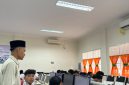 Hasbawi, mahasiswa Ekonomi Syariah UNIKI Bireuen menjadi pengawas simulasi TKA di MAN Jeunieb, Jumat (30/10).