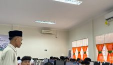 Hasbawi, mahasiswa Ekonomi Syariah UNIKI Bireuen menjadi pengawas simulasi TKA di MAN Jeunieb, Jumat (30/10).