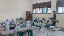 Fachrurrazy, mahasiswa prodi Pendidikan Agama Islam (PAI) Fakultas Agama Islam (FAI) UNIKI menjadi Guest Teacher di SD Sukma Bangsa, Kabupaten Bireuen, Rabu (7/10)