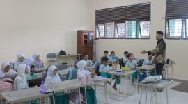 Fachrurrazy, mahasiswa prodi Pendidikan Agama Islam (PAI) Fakultas Agama Islam (FAI) UNIKI menjadi Guest Teacher di SD Sukma Bangsa, Kabupaten Bireuen, Rabu (7/10)