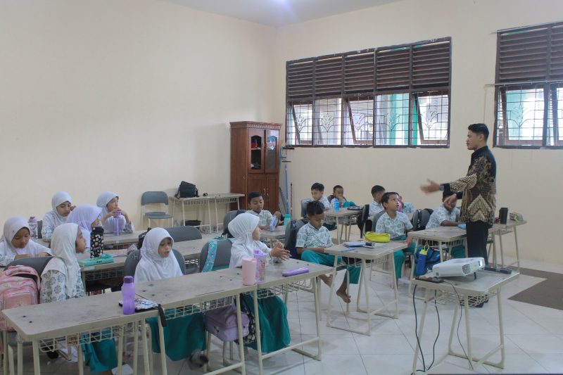 Fachrurrazy, mahasiswa prodi Pendidikan Agama Islam (PAI) Fakultas Agama Islam (FAI) UNIKI menjadi Guest Teacher di SD Sukma Bangsa, Kabupaten Bireuen, Rabu (7/10)