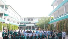 Rektor UNIKI Bireuen, Dr Zainuddin Iba, SE.,MM melepas mahasiswa peserta Program Mahasiswa Berdampak Aksara 2026 ke Kabupaten Aceh Tengah, Rabu (21/10).