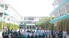 Rektor UNIKI Bireuen, Dr Zainuddin Iba, SE.,MM melepas mahasiswa peserta Program Mahasiswa Berdampak Aksara 2026 ke Kabupaten Aceh Tengah, Rabu (21/10).