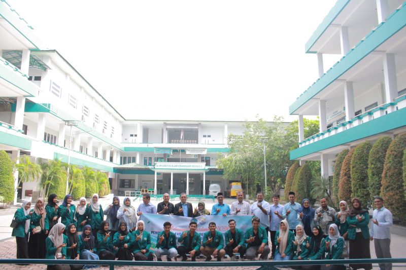 Rektor UNIKI Bireuen, Dr Zainuddin Iba, SE.,MM melepas mahasiswa peserta Program Mahasiswa Berdampak Aksara 2026 ke Kabupaten Aceh Tengah, Rabu (21/10).
