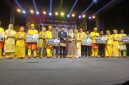 Ibu Ketua TP-PKK, BKMT dan DWP Kabupaten/kota tetangga ikut mendapat kehormatan menyerahkan hadiah bagi juara lomba HUT ke-27 Kabupaten Bireuen, dihalaman Pendopo Bupati, Sabtu (10/10) malam