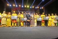 Ibu Ketua TP-PKK, BKMT dan DWP Kabupaten/kota tetangga ikut mendapat kehormatan menyerahkan hadiah bagi juara lomba HUT ke-27 Kabupaten Bireuen, dihalaman Pendopo Bupati, Sabtu (10/10) malam