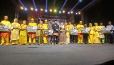 Ibu Ketua TP-PKK, BKMT dan DWP Kabupaten/kota tetangga ikut mendapat kehormatan menyerahkan hadiah bagi juara lomba HUT ke-27 Kabupaten Bireuen, dihalaman Pendopo Bupati, Sabtu (10/10) malam