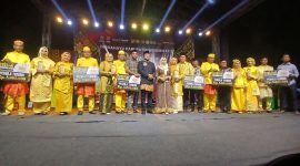 Ibu Ketua TP-PKK, BKMT dan DWP Kabupaten/kota tetangga ikut mendapat kehormatan menyerahkan hadiah bagi juara lomba HUT ke-27 Kabupaten Bireuen, dihalaman Pendopo Bupati, Sabtu (10/10) malam