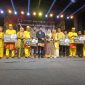 Ibu Ketua TP-PKK, BKMT dan DWP Kabupaten/kota tetangga ikut mendapat kehormatan menyerahkan hadiah bagi juara lomba HUT ke-27 Kabupaten Bireuen, dihalaman Pendopo Bupati, Sabtu (10/10) malam
