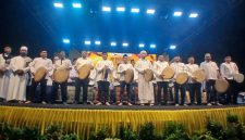 Bupati Bireuen, Ir H Mukhlis, ST dan Wakil Bupati Ir H Razuardi, ustad penceramah dan pejabat terkait melakukan closing kegiatan HUT ke-27 Kabupaten Bireuen dirangkai Tablik Akbar dihalaman Masjid Agung Sultan Jeumpa, Senin (12/10) malam.