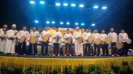 Bupati Bireuen, Ir H Mukhlis, ST dan Wakil Bupati Ir H Razuardi, ustad penceramah dan pejabat terkait melakukan closing kegiatan HUT ke-27 Kabupaten Bireuen dirangkai Tablik Akbar dihalaman Masjid Agung Sultan Jeumpa, Senin (12/10) malam.