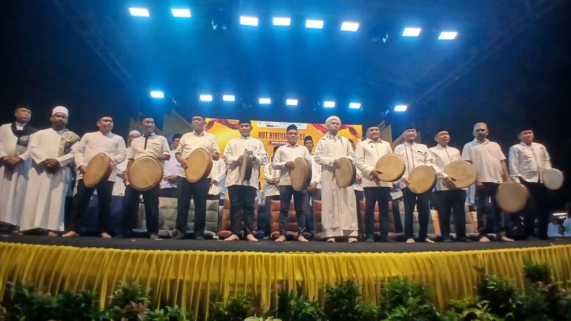 Bupati Bireuen, Ir H Mukhlis, ST dan Wakil Bupati Ir H Razuardi, ustad penceramah dan pejabat terkait melakukan closing kegiatan HUT ke-27 Kabupaten Bireuen dirangkai Tablik Akbar dihalaman Masjid Agung Sultan Jeumpa, Senin (12/10) malam.