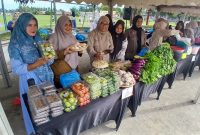 Kelompok Wanita Tani (KWT) Senja, Gampong Punjoet, Kecamatan Jangka ikut menjual produk pertanian diajang Roadshow Pasar Tani Aceh, di Lapangan Ruang Terbuka Hijau (RTH) Cot Gapu, Kabupaten Bireuen, Selasa (13/10) pagi.