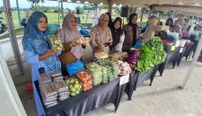 Kelompok Wanita Tani (KWT) Senja, Gampong Punjoet, Kecamatan Jangka ikut menjual produk pertanian diajang Roadshow Pasar Tani Aceh, di Lapangan Ruang Terbuka Hijau (RTH) Cot Gapu, Kabupaten Bireuen, Selasa (13/10) pagi.