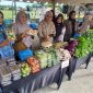 Kelompok Wanita Tani (KWT) Senja, Gampong Punjoet, Kecamatan Jangka ikut menjual produk pertanian diajang Roadshow Pasar Tani Aceh, di Lapangan Ruang Terbuka Hijau (RTH) Cot Gapu, Kabupaten Bireuen, Selasa (13/10) pagi.