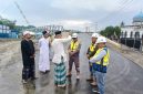 Pelaksana pembangunan jembatan baru atau duplikasi Teupin Mane menggelar Jumat berkah dengan prosesi peusijuk oleh Tgk Marbawi dan Tgk Junaidi, Jumat (2/10) siang.